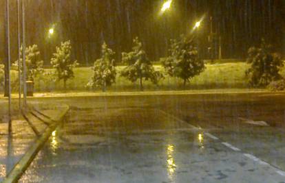 Snijeg pada u Gorskom kotaru, iznad Učke je napadalo 10 cm!