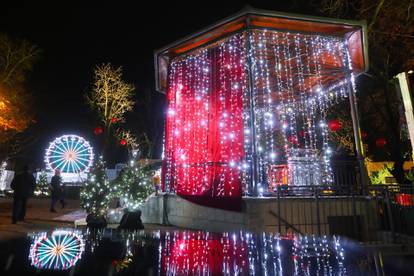 FOTO Advent u Karlovcu nikad nije bio sjajniji - panoramski kotač je pravi hit!