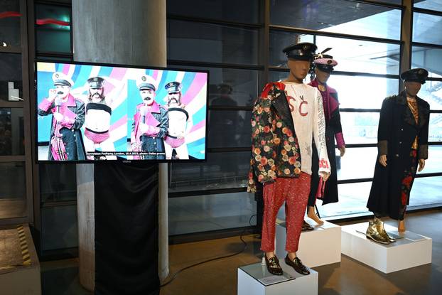 Zagreb: U predvorju MSU-a svečano otvorena izložba "MAMA ŠČ!"