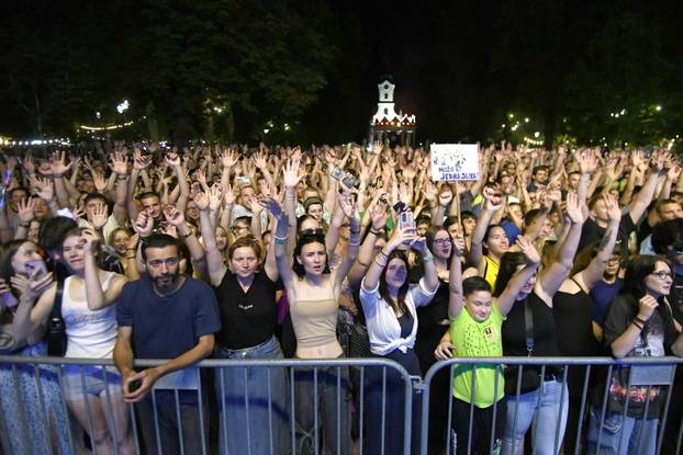Bjelovar: Mladenci sa svadbe došli na koncert Dubioze i zaplesali s njima na pozornici