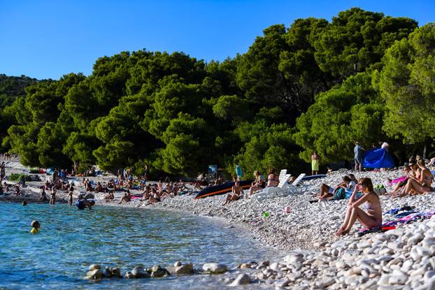 Plaža Srebrena na otoku Visu dobila je naziv po boji oblutaka na njoj