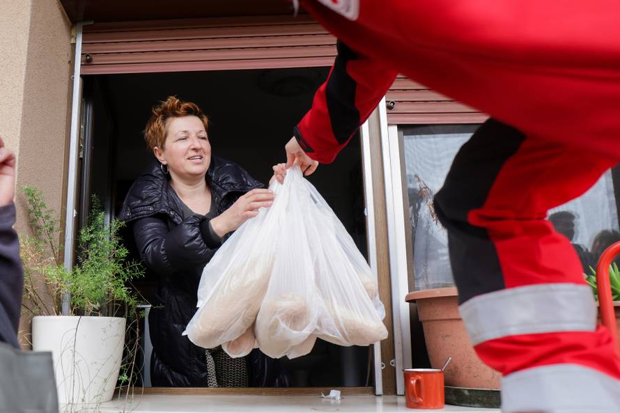 Karlovac: Vatrogasci i Crveni križ dostavljaju kruh građanima koji su u svojim kućama