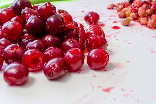 Lako očistite višnje i trešnje od koštica da plodovi ostanu čitavi
