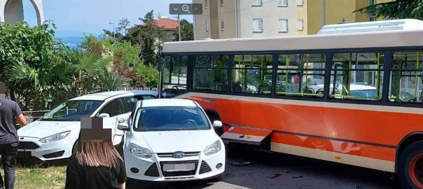 VIDEO Autobus oštetio par auta na stanici u Rijeci, vozač nije povukao ručnu. Ozlijeđen je