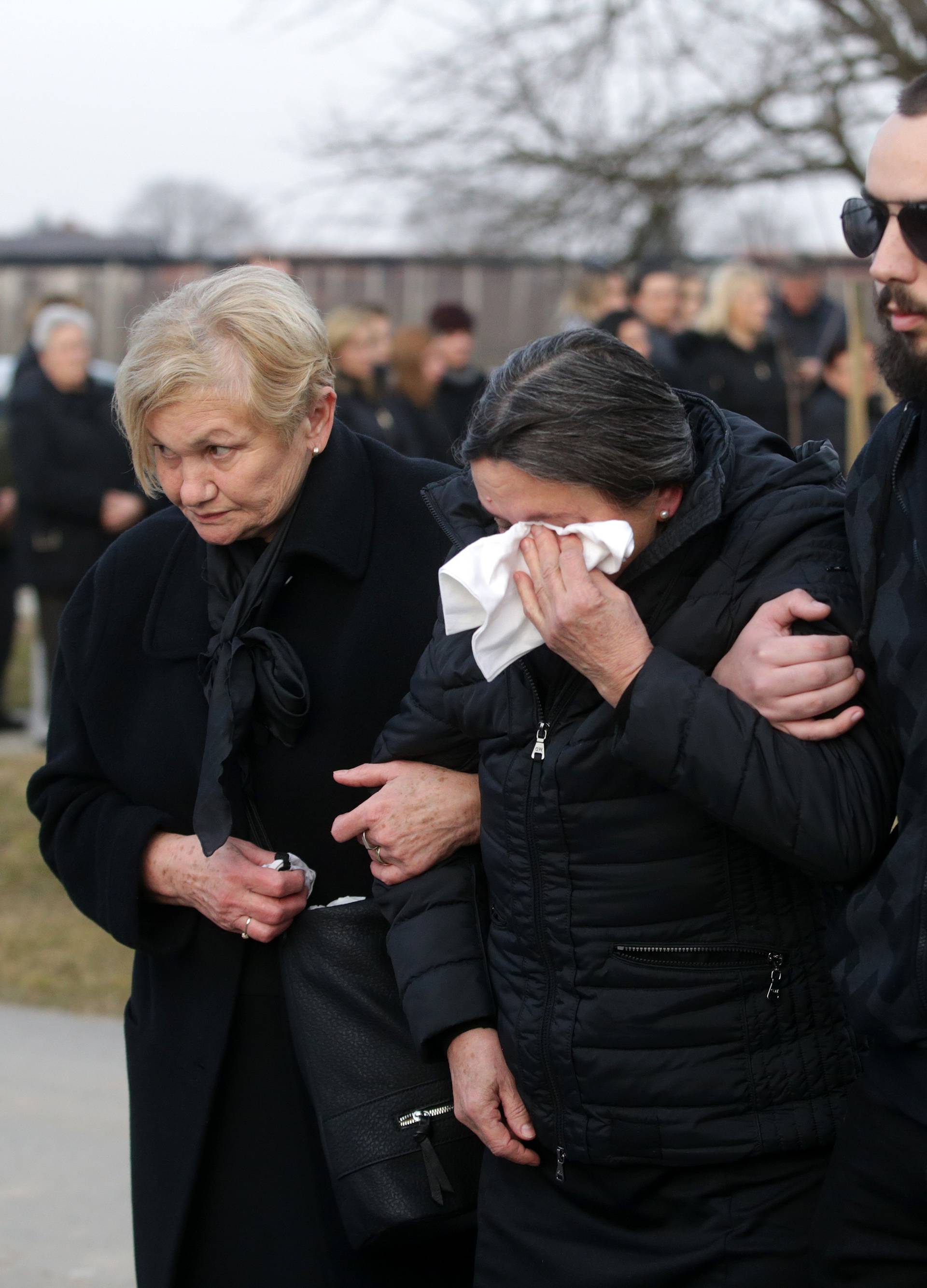 Pokopali  Jasminu Dominić uz pjesmu 'Ima jedna duga cesta'