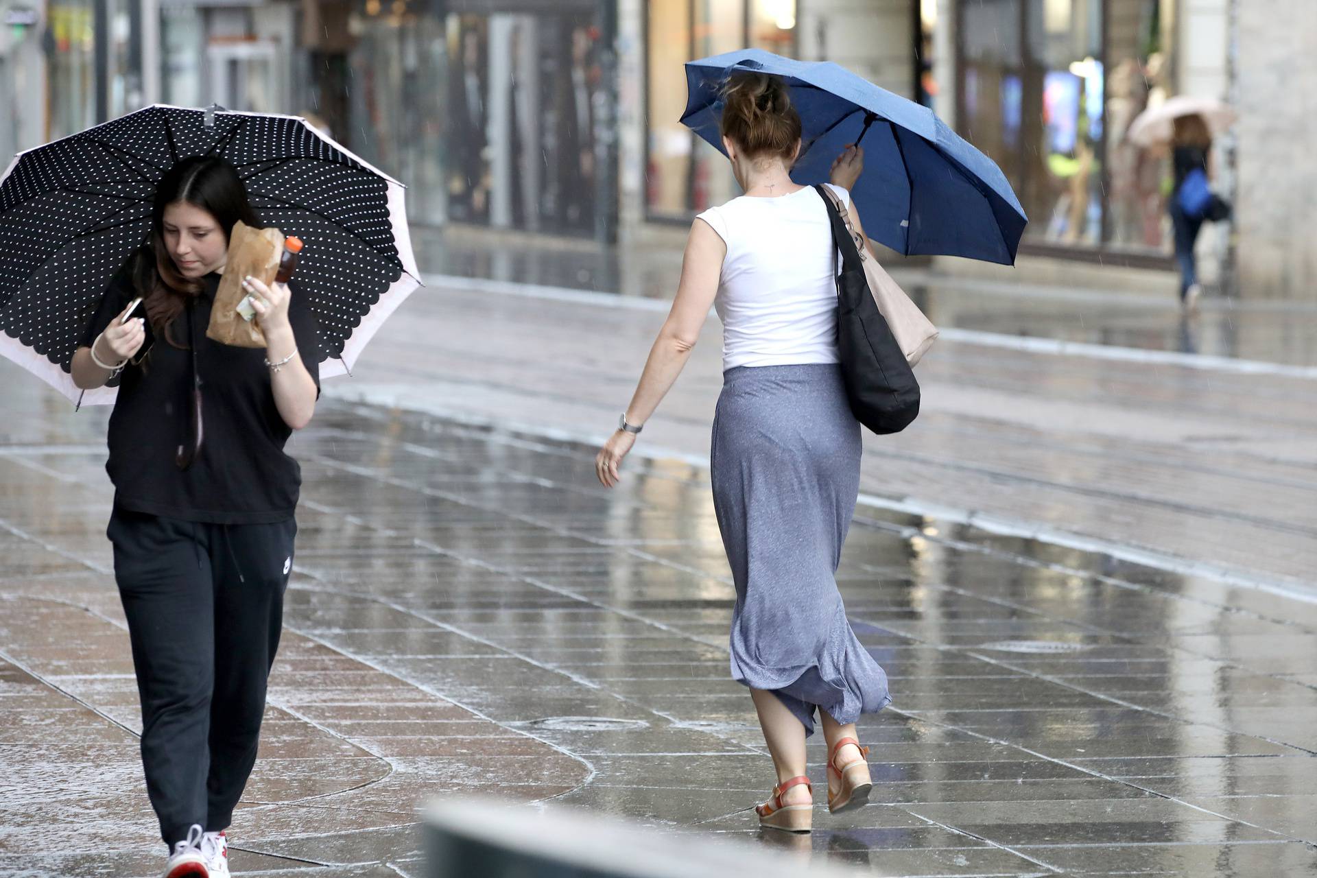 Zagreb: Građane je jutros dočekao pljusak sa povremeno jakim vjetrom