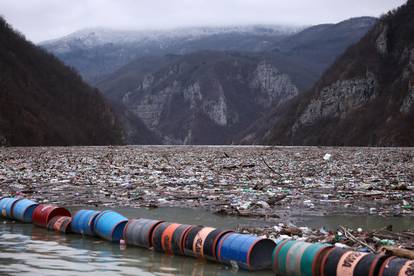 Slike iz Višegrada: Tone smeća iz tri zemlje plutaju Drinom