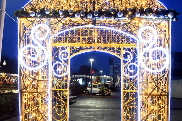 Virovitica: Središte grada sjaji  u blagdanskom ozračju jer traje manifestacija Advent u Virovitici
