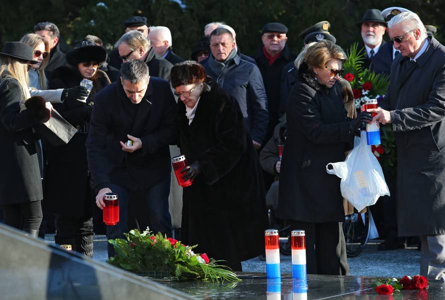 Ankica je uz pomoć unuka i sina odala počast suprugu