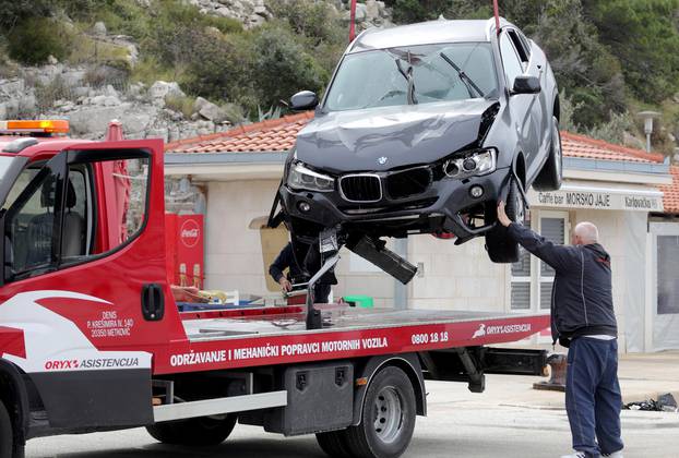 Iz mora izvučen automobil nakon tragedije u trajektnoj luci Prapratno