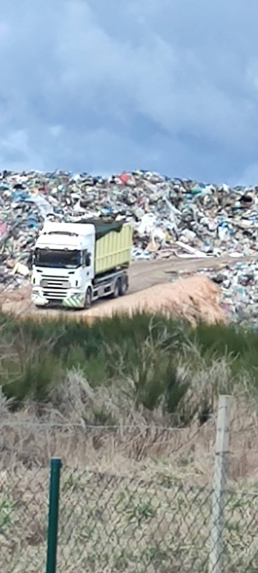 EKSKLUZIVNE SNIMKE: Opasni i plastični otpad bacali su i na gradsko odlagalište u Gospiću!