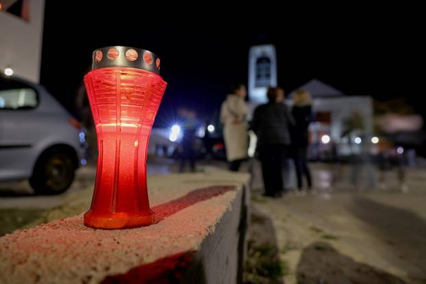 Škabrnja: Odavanje počasti poginulima paljenjem svijeća u Ulici 18. studenog 1991