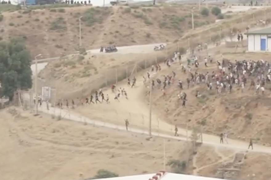 Migranti tr&ccaron;e preko granice u Ceutu