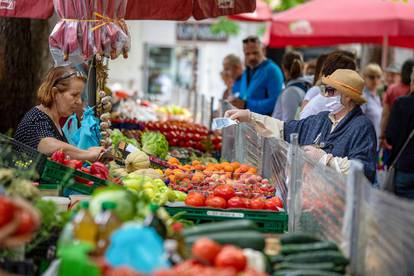 Pula: Bogata ponuda voća i povrća na tržnici