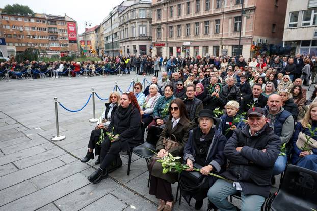 Sarajevo: Dolazak uzvanika na komemoraciju za Halida Bešlića u Narodno pozorište