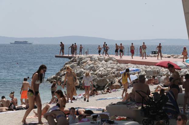 Split: Brojni posjetitelji osvježenje od vrućina pronašli su na plaži Žnjanskog platoa