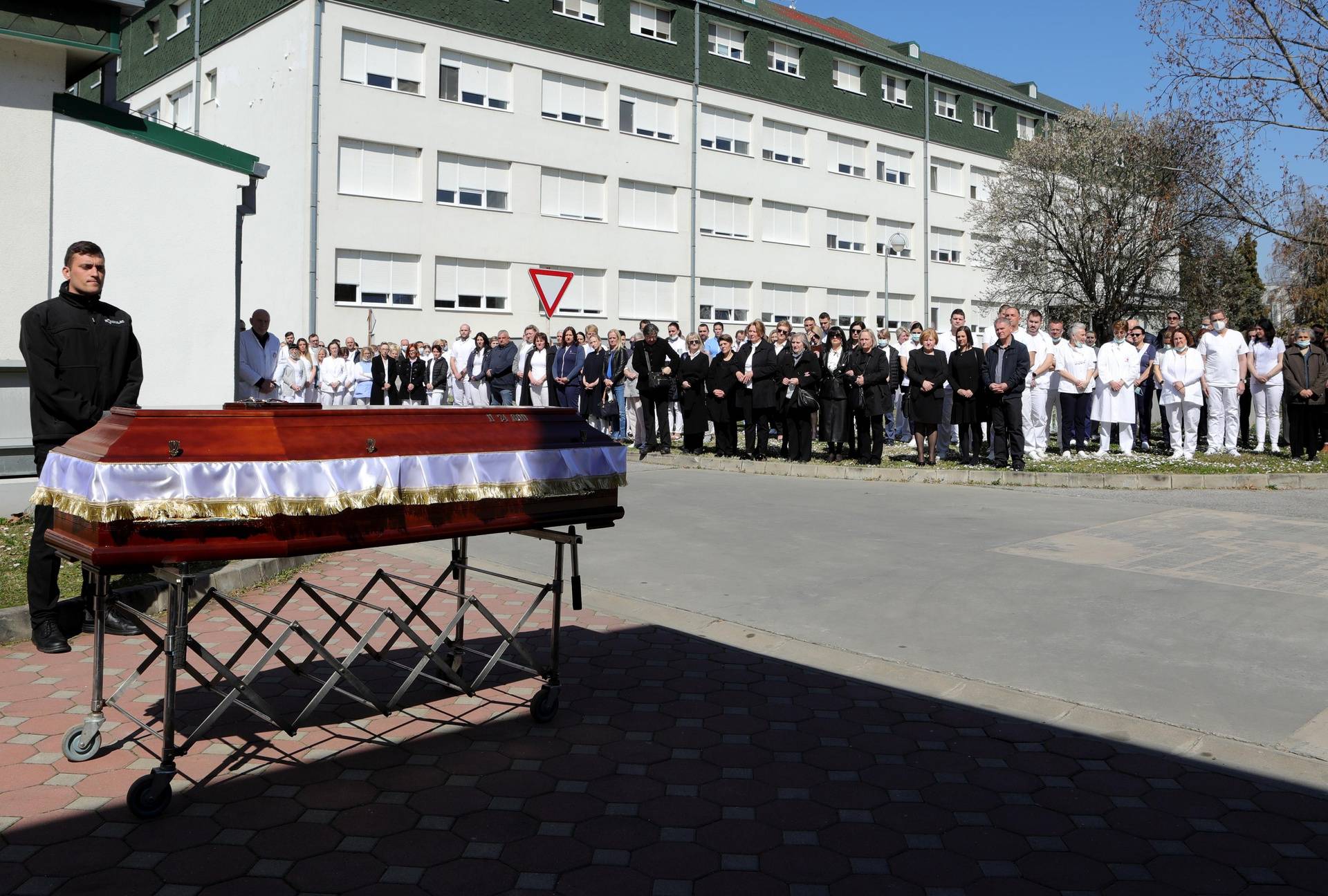 Ispraćaj Vesne Bosanac započeo okupljanjem ispred Nacionalne memorijalne bolnice Vukovar