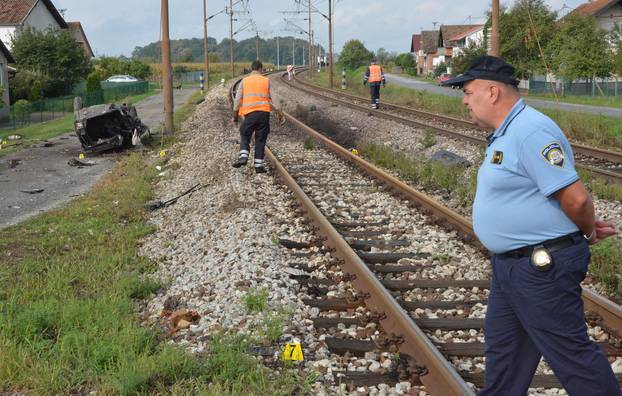 Donji Andrijevci: Jedna osoba smrtno stradala u naletu vlaka na automobil