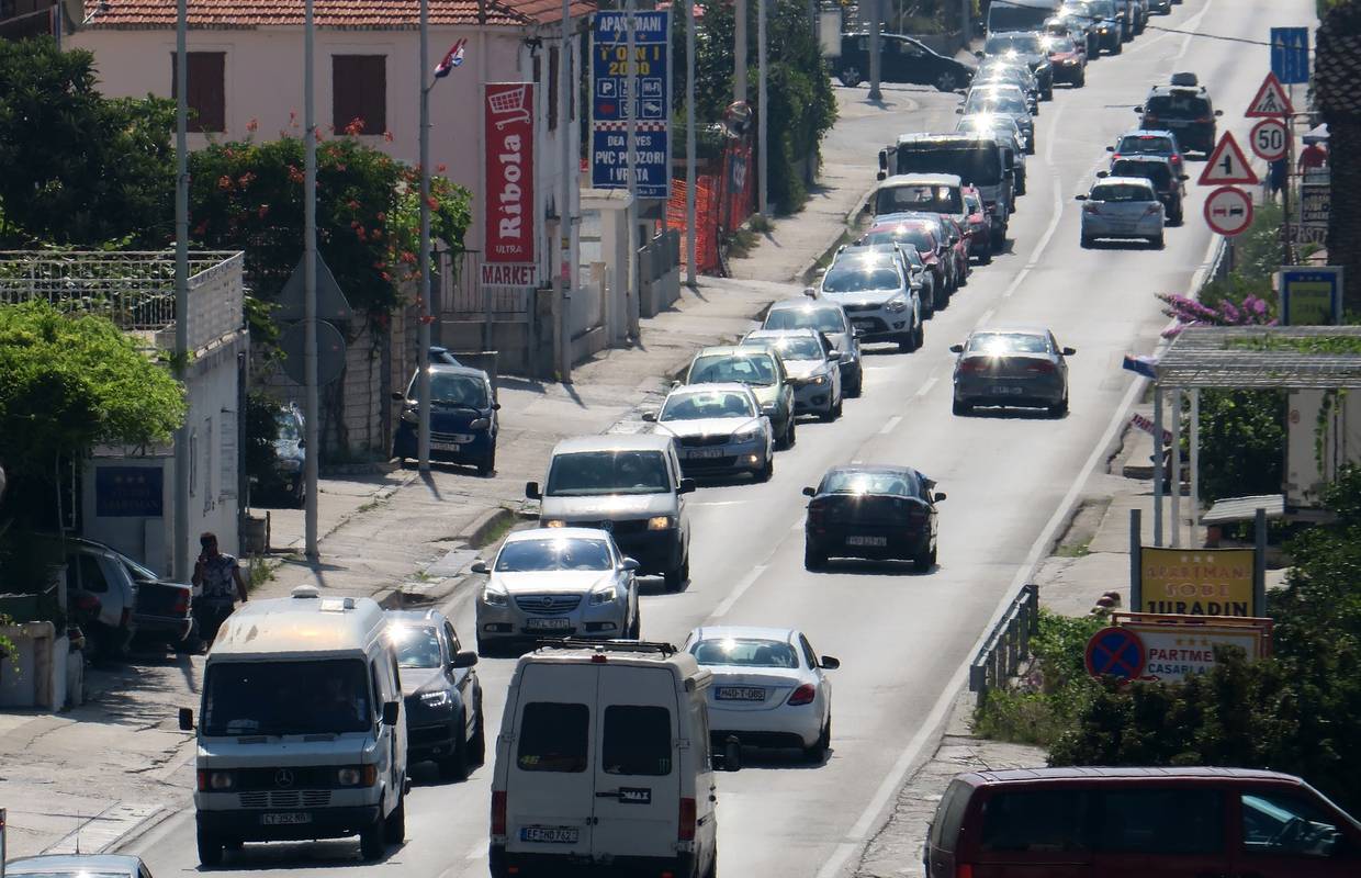 Ogromne gužve od Omiša do Splita: 'Za sat vremena sam prešao par stotina metara'