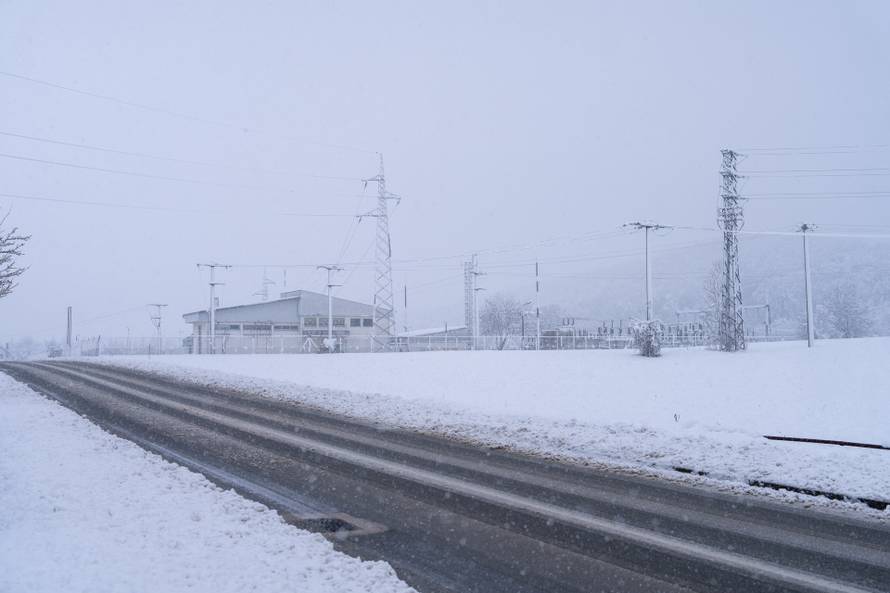 Otočac: Zbog mokrog snijega koji pada dio Like ostao bez struje
