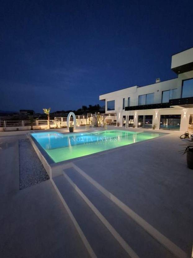 FOTO Luksuzni spektakl! Što mislite koliko stoji ova vila prvi red do mora u Novigradu?