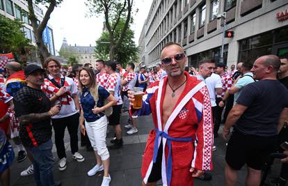 Pojavio se u Rotterdamu noseći vaterpolski ogrtač! Navijači ga častili pivama i molili za fotku...