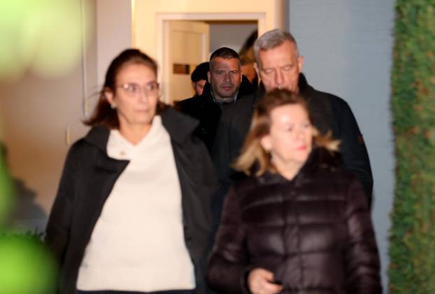 Inspektori ispred kuće Andrije Mikulića detaljno pretražili njegov automobil