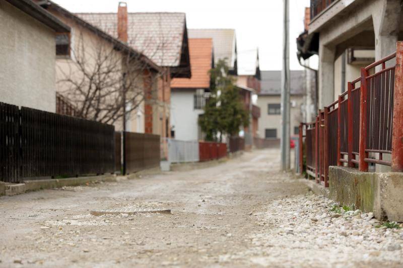 Bačen molotovljev koktel? Na Peščenici planula drvena kuća