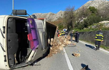 Kod Dubrovnika se prevrnuo kamion, morali zatvoriti cestu