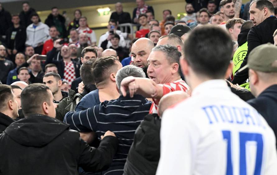 Ljubljana: Tijekom polufinalne utakmice između Hrvatske i Španjolske na tribinama je došlo do naguravanja