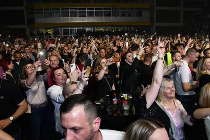 FOTO Lepa Brena i Saša Matić su zabavili publiku u Slavonskom Brodu svojim najvećim hitovima