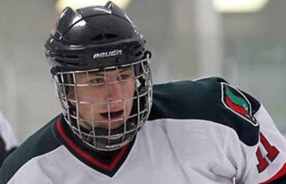 Mladi hokejaš (16) preminuo je od jakog udarca pakom u grlo!