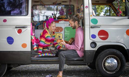 Kombi Flekica njihov je dom: U njemu Tinka i Julian imaju sve