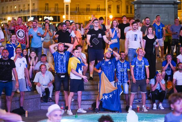 Zagreb: Navijači prate utakmicu Bosne i Hercegovine i Katra na Trgu bana Josipa Jelačića