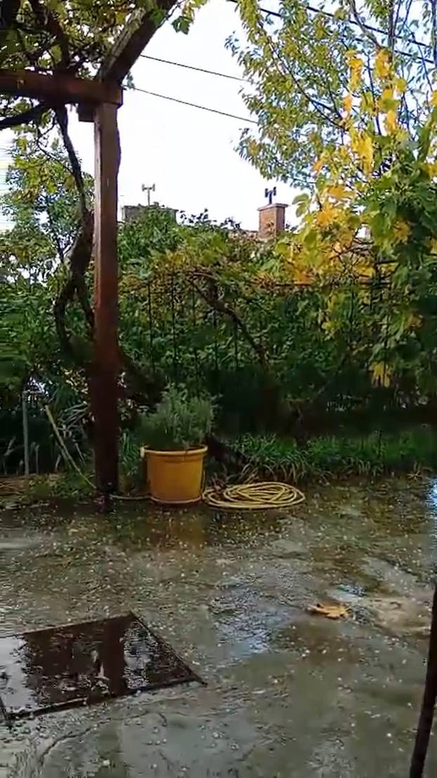 FOTO Ludo vrijeme u Hrvatskoj: Na sjeveru oluja s tučom, jug se kupa, osvanula  je i duga...