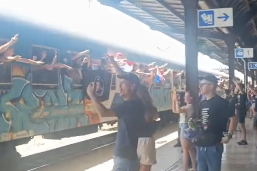 Obo&zcaron;avatelji Thompsona stigli vlakom u Zagreb