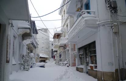 Grčka u nekim dijelovima zbog snijega morala zatvoriti škole