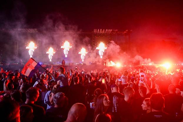 Obožavatelji na velikom koncertu Marka Perkovića Thompsona u Sinju