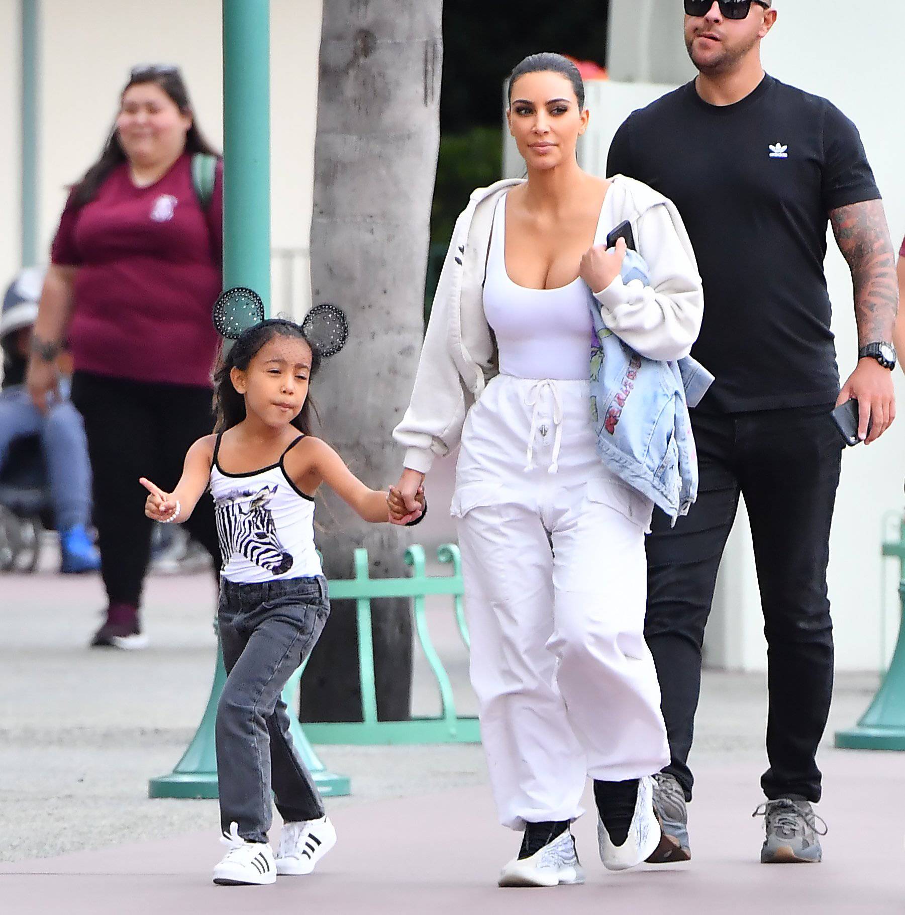 ** PREMIUM EXCLUSIVE RATES APPLY ** Kim Kardashian and her daughter North West have a fun day at Disneyland with friends