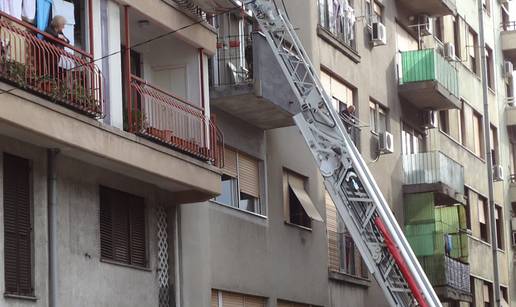 Dva vatrogasca pomogla su čovjeku s unošenjem fotelje