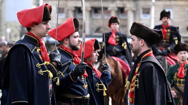 Zagreb: Svečana smjena straže Kravat pukovnije na Trgu bana Jelačića