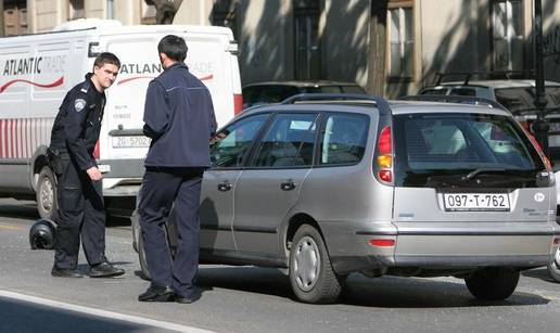 Zagreb: Vozača motocikla autom odbacio na tramvaj