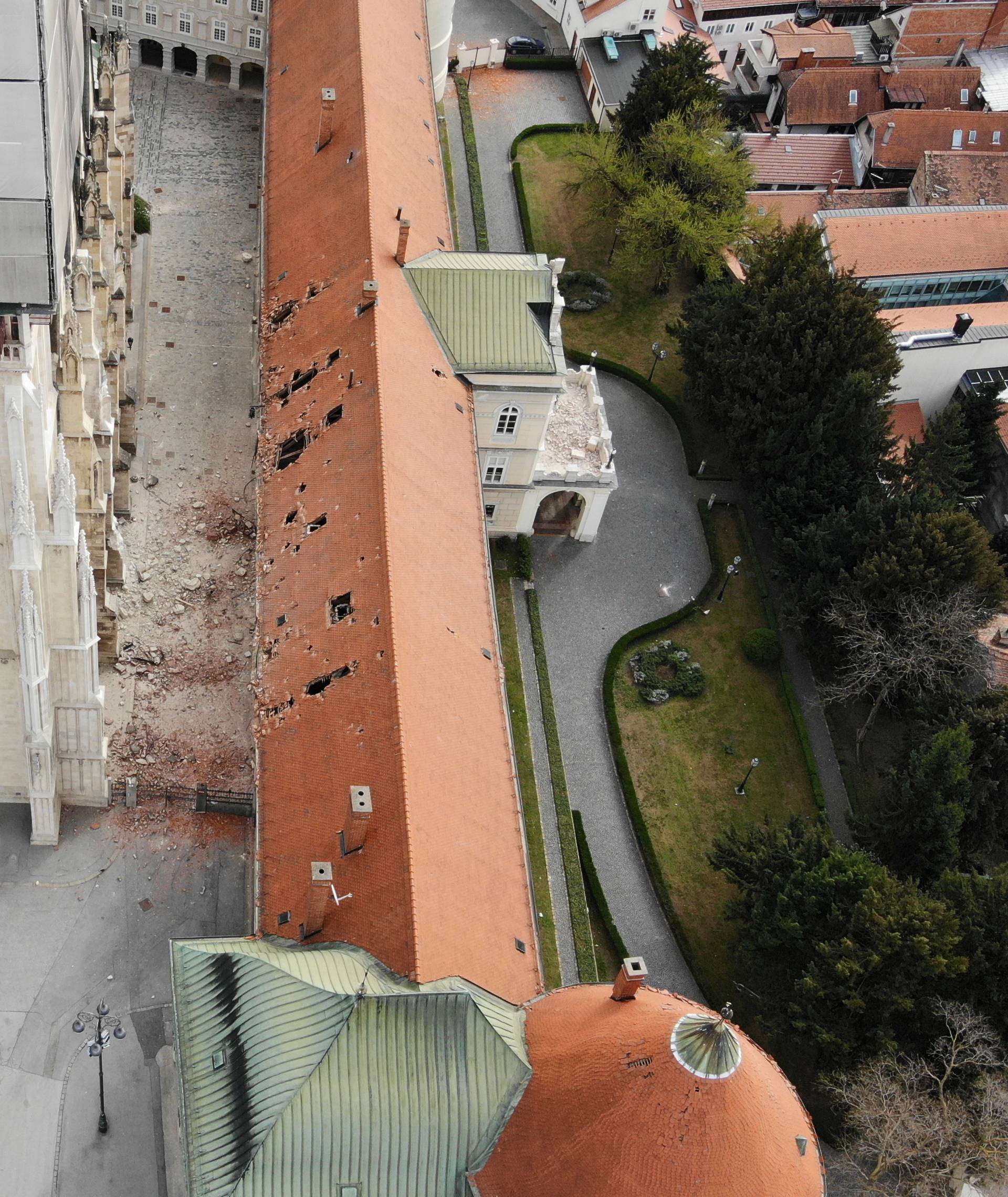 Snimke katedrale iz zraka: Oštećen toranj, odlomio se križ