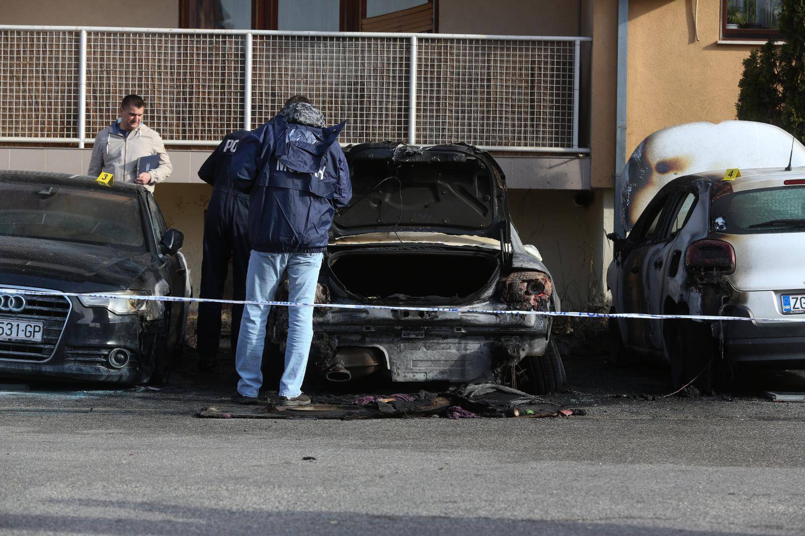 Planuo auto na parkiralištu, požar se proširio na još dva