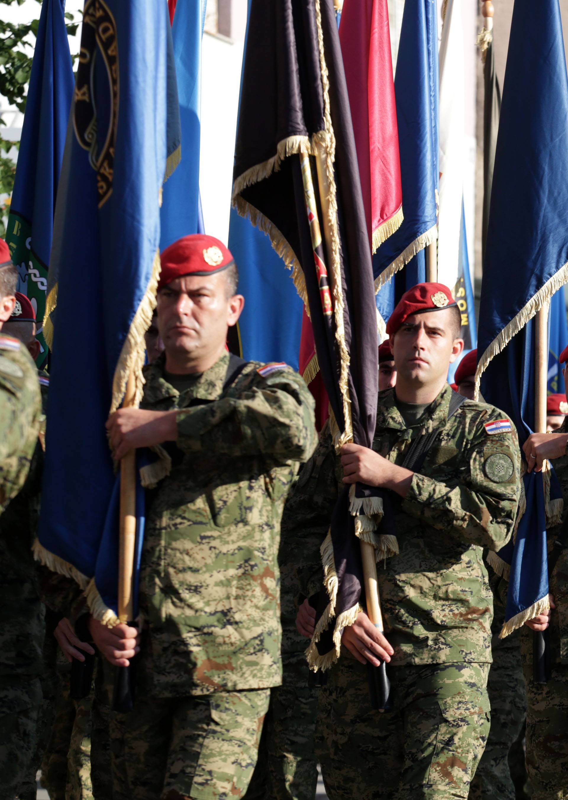 Vojne postrojbe u Kninu nose zastave  vojnih brigada Hrvatske