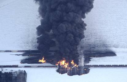 Sudarili se vlakovi koji prevoze naftu, gusti dim stvorio paniku