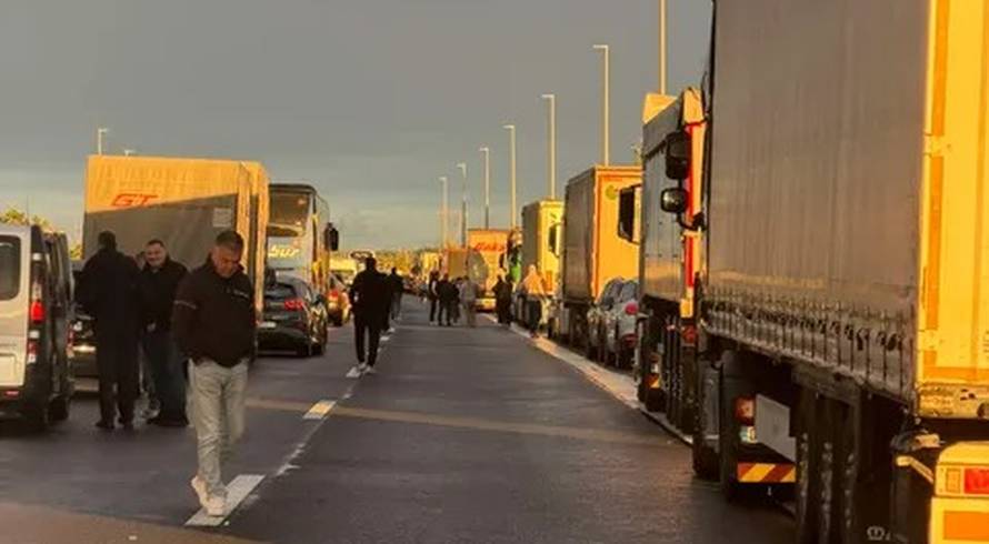 FOTO 'Ovo nema smisla. Stojimo na autocesti A3 satima. Nekima ponestaje vode, a i hrane...'