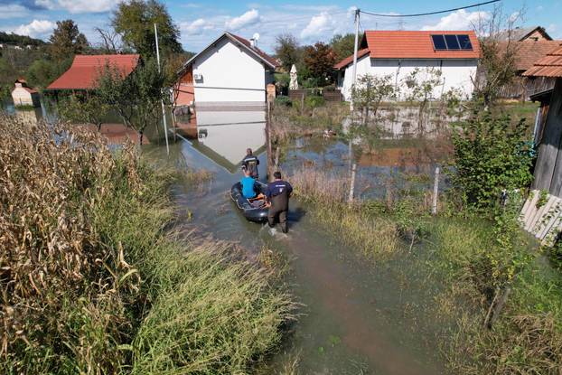 Pogled iz zraka na poplavljeno mjesto  Brodarci kod Karlovca 