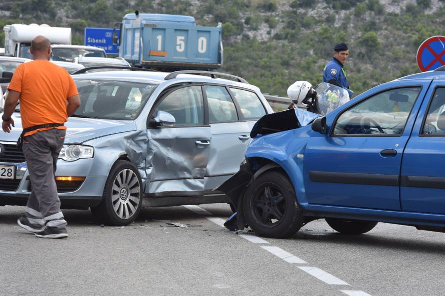 Osam osoba ozlijeÄeno u prometnoj nesreÄo kod Å ibenika