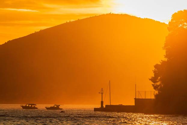 Split: Zalazak sunca iznad uvale Kašjuni